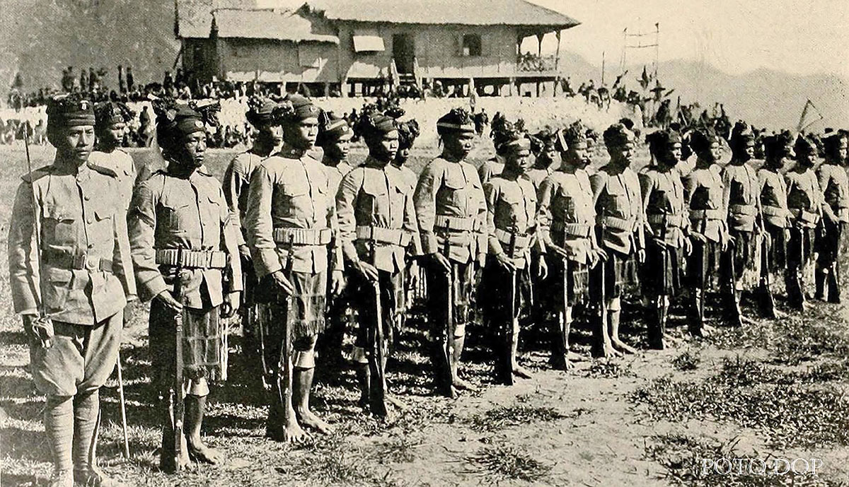 These 1905 Phillipine Constabulary policemen are armed with Krag carbines converted at the U.S. armory in Manila into short rifles. Apologies for the low resolution of the old image. (National Archives photo).